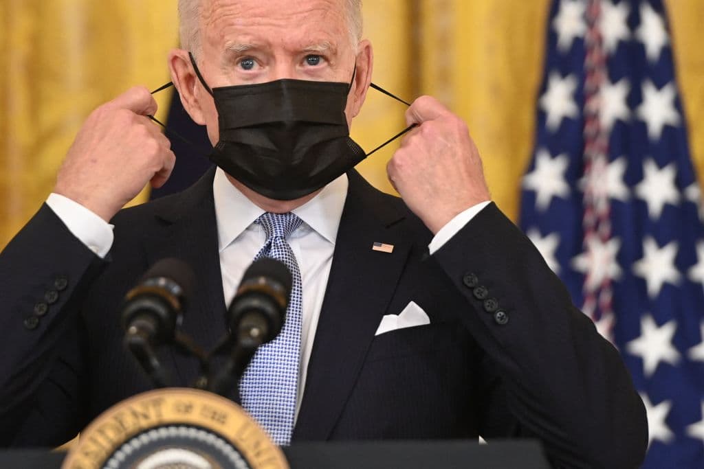 Exigir vacunas a trabajadores federales no será tan sencillo: desafíos que enfrenta la orden de Biden