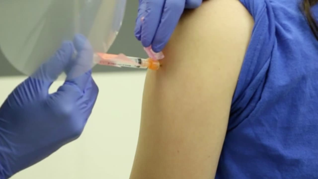 El doctor Yudovich dijo que muchas veces cuando les ofrece la vacuna del 
<a href="https://www.univision.com/local/houston-kxln/coronavirus-houston-sylvester-turner-alcalde-positividad">coronavirus</a>, los pacientes o padres de familia se ponen renuentes a recibirla.