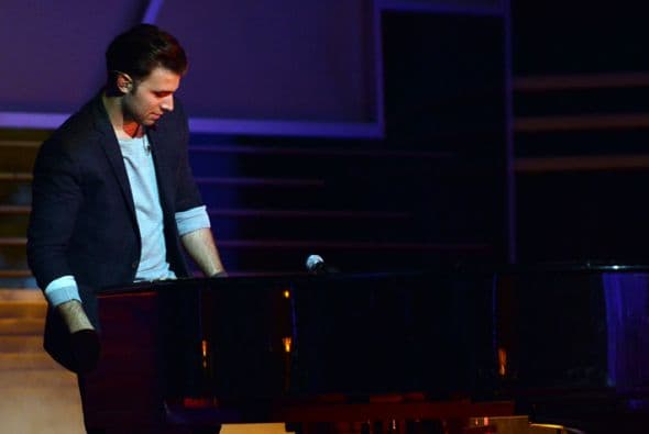 Jencarlos se puso muy romántico frente al piano.