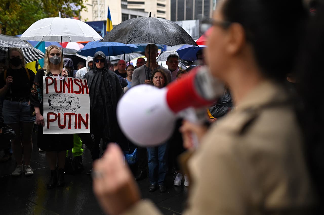 Miembros de la comunidad australiana-ucraniana
<b> asisten a una protesta contra la invasión rusa de Ucrania</b>, en Sidney, Australia
