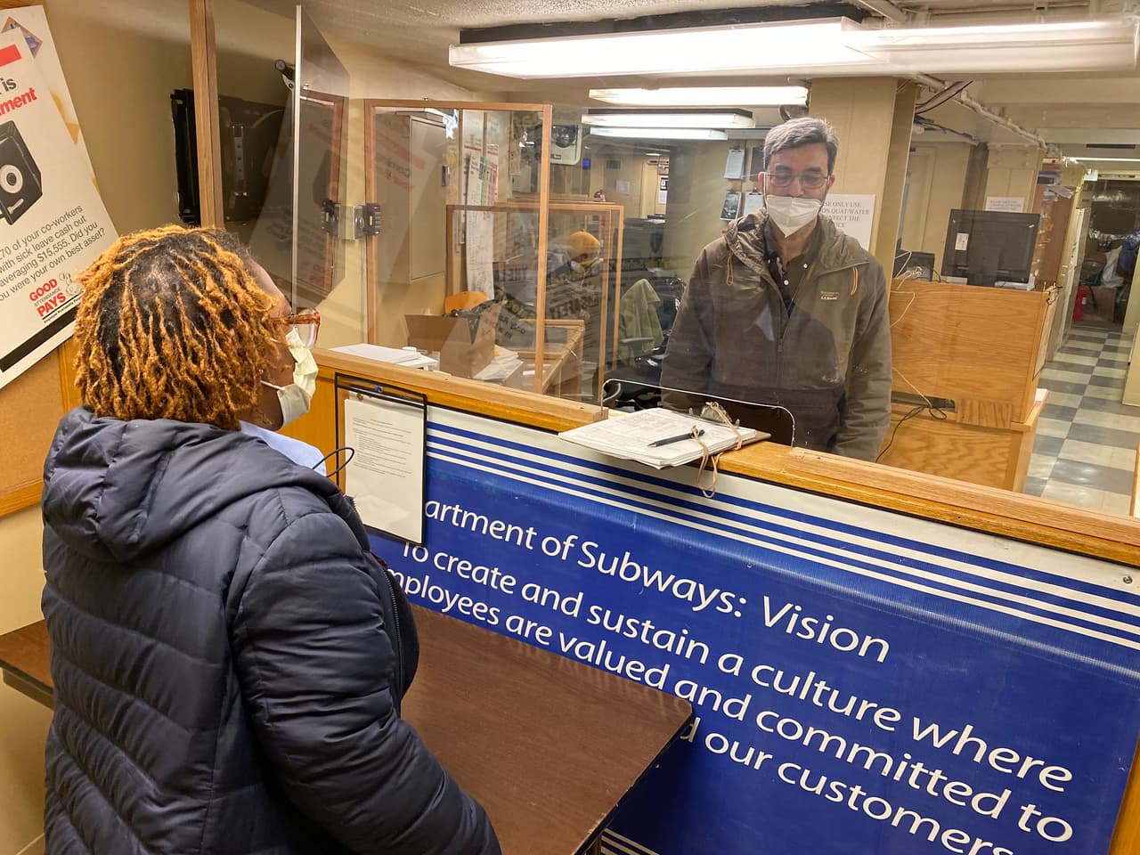 MTA instala barreras físicas para proteger a los choferes de buses contra el coronavirus