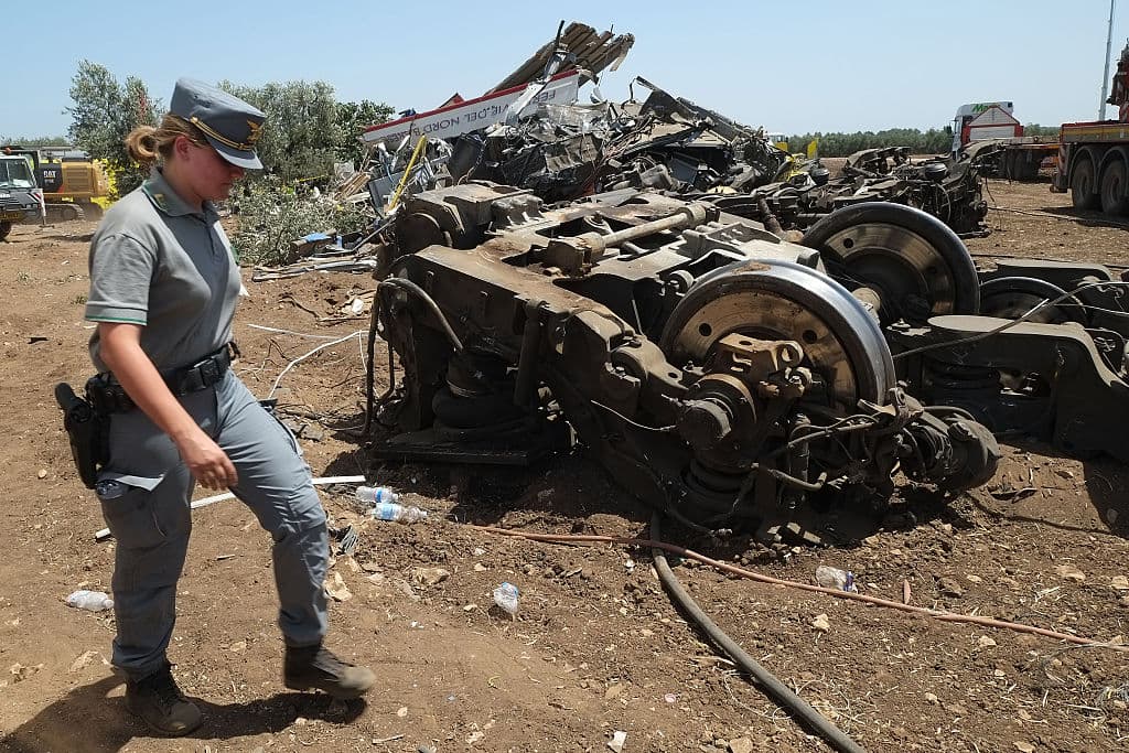 "Fui yo quien dejó salir ese tren", admite un jefe de estación al explicar el accidente en Italia