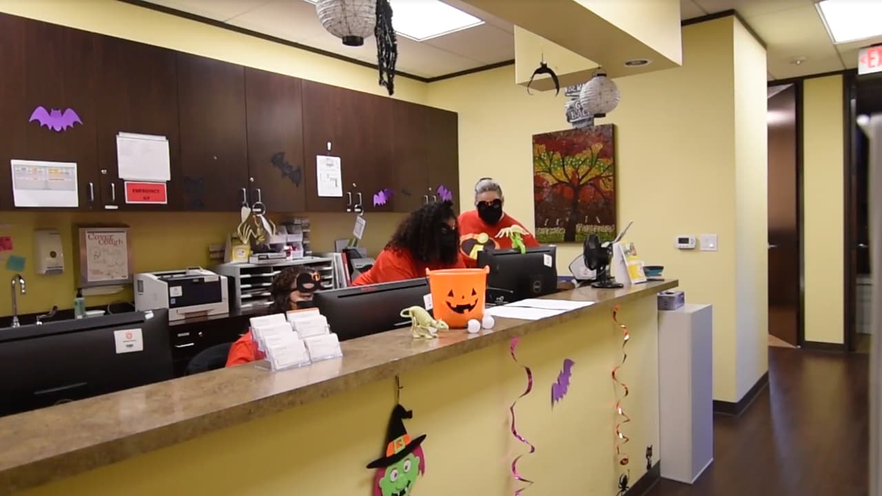 Los médicos y el personal que ha estado en la primera línea de la pandemia del coronavirus también se divierten un poco.