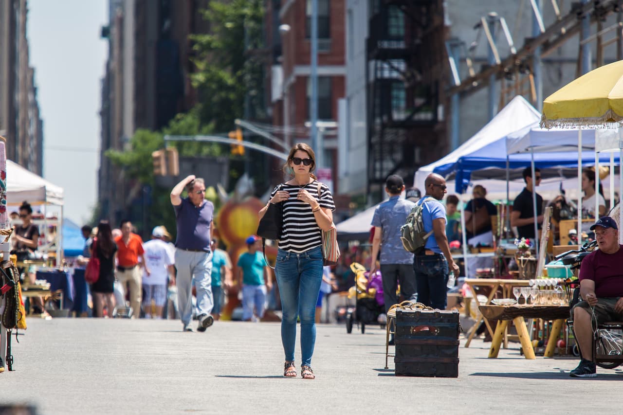 ¡Ay, cosita! Katie Holmes no se pierde las ofertas del mercado de pulgas