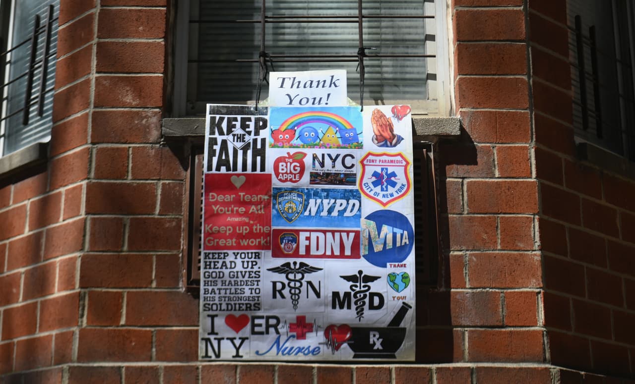 “Dios da las batallas más difíciles a sus soldados más fuertes”, se lee en un cartel fotografiado en Nueva York el 15 de abril. El mensaje de agradecimiento fue colocado por un residente en su ventana y en él incluye a la policía, bomberos y al personal de salud de la ciudad.
