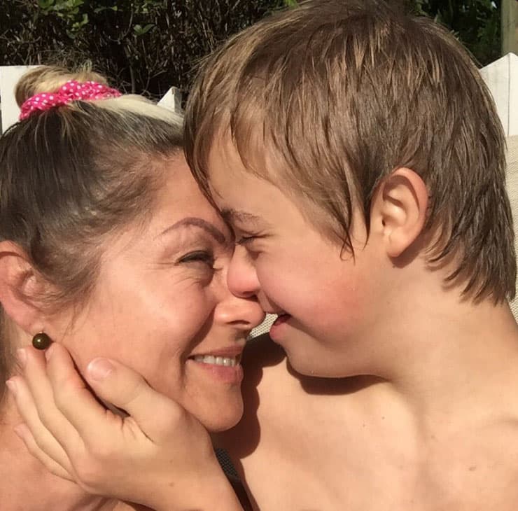 "Por lo menos que tenga la tranquilidad de saber dónde va a vivir", platicó, "creo que es mucho más seguro que viva en un edificio para que, si se le ofrece algo, tenga vecinos a quienes recurrir".
<br>