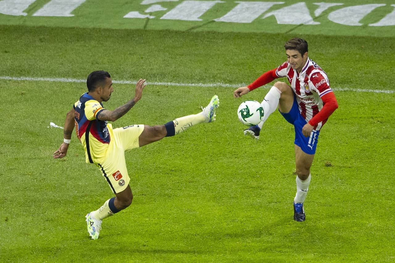 (L-R), JESUS ALONSO ESCOBOZA OF AMERICA E ISAAC BRIZUELA OF GUADALAJARA during the game America vs Guadalajara, corresponding to the second leg of the Quarterfinals of the 2020 Torneo Guard1anes Apertura of the Liga BBVA MX, at Azteca Stadium, on November 28, 2020.
<br>
<br> (I-D), JESUS ALONSO ESCOBOZA DE AMERICA E ISAAC BRIZUELA DE GUADALAJARA durante el partido America vs Guadalajara, correspondiente al partido de Vuelta de los Cuartos de Final del Torneo Apertura Guard1anes 2020 de la Liga BBVA MX, en el Estadio Azteca, el 28 de Noviembre de 2020.