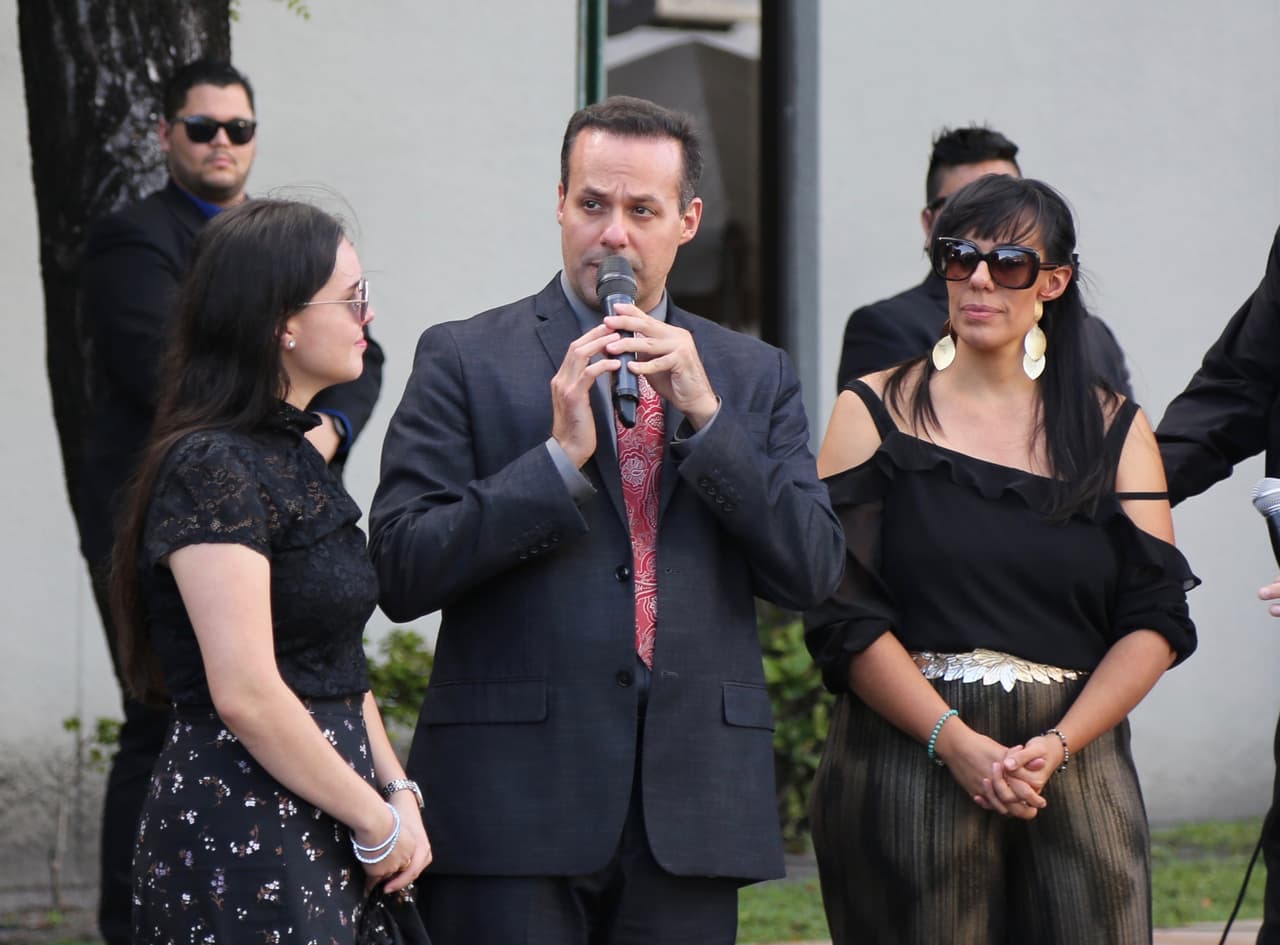 El también cantante reiteró que los hijos mayores de 'El Príncipe de la Canción' siempre supieron de qué murió su padre y aseguró que advirtieron a Sarita Sosa que a los restos le harían una autopsia en cuanto lograran llegar a México.
<br>