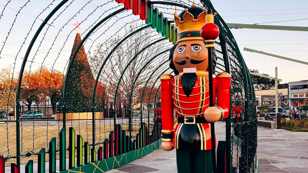 Este año,
<b> la ciudad de Garland se prepara para dar la bienvenida a la temporada navideña con la esperada y renovada ceremonia de iluminación del árbol</b> en el recién rediseñado 
<a href="https://maps.app.goo.gl/WitJLwVTt7zMPghm8" target="_blank">Downtown Garland Square</a>. Un regreso triunfal que promete encantar a familias enteras con la magia festiva 
<b>el jueves 7 de diciembre, desde las 5:30 de la tarde</b>.