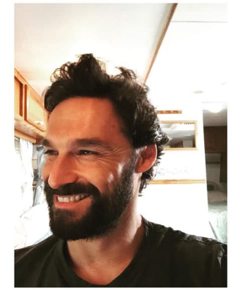 Su táctica de seducción es la sonrisa.