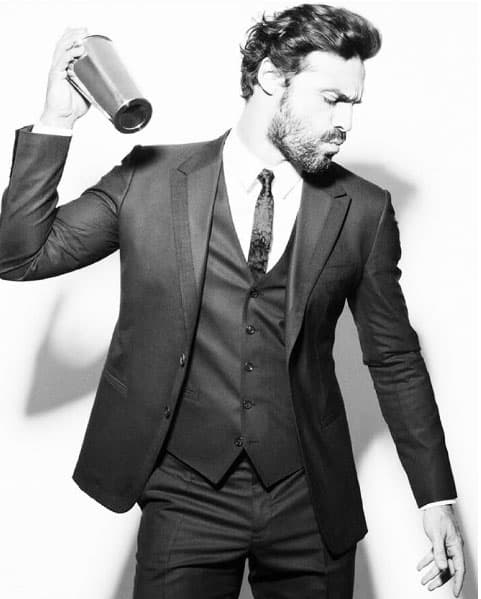 Le encanta el tequila y tiene una colección de botellas.