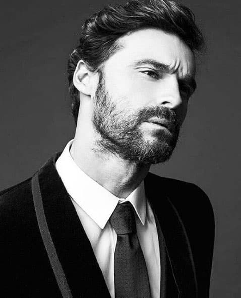 Le gusta utilizar crema hidratante en la mañana y en la noche.