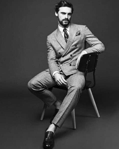 Tiene facilidad para los deportes, aunque no los practica mucho.