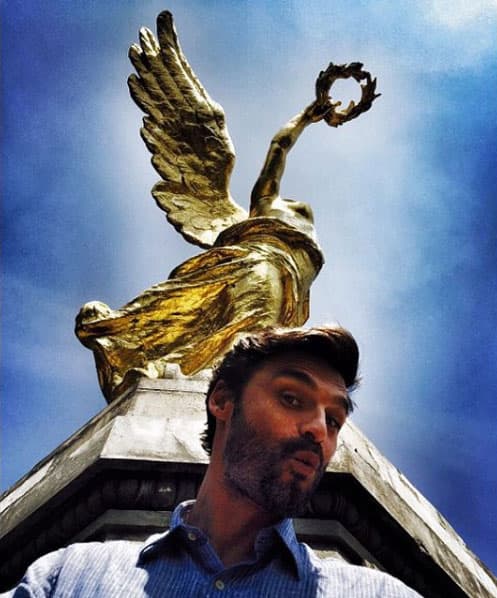 Toma café con un poco de leche y sin azúcar.