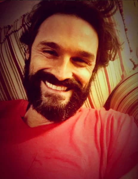 A pesar de que siempre lo vemos vestido con un look casual, en su clóset nunca faltan los jeans y las camisetas.