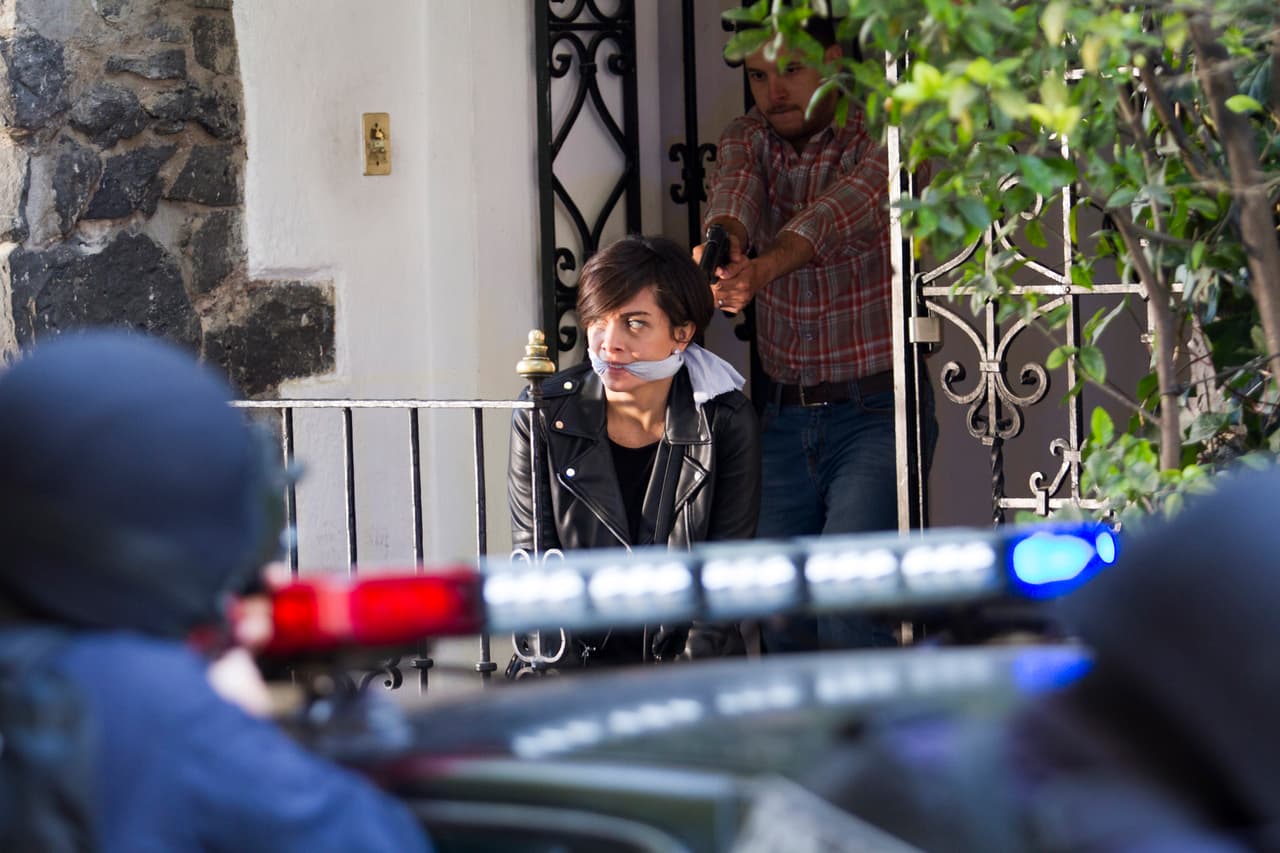 John distrajo a los agentes con la salida de Mónica, mientras él escapaba por la parte trasera.