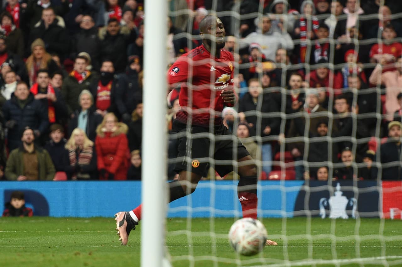 El bega recibió un pase magistral de Alexis y con un toque eludió al portero para poder definir con el arco vacío.