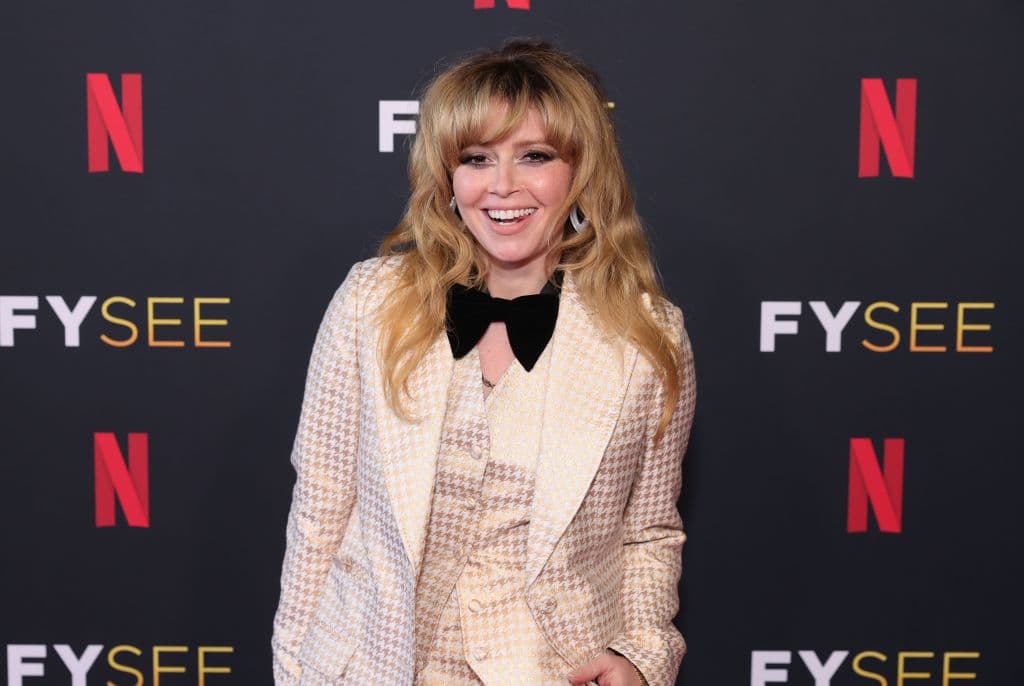 Después de 'Orange is the New Black', Natasha Lyonne comenzó su propio proyecto en Netflix, una serie llamada 'Russian Doll' (2019), en donde además de interpretar a la protagonista, también es la directora.