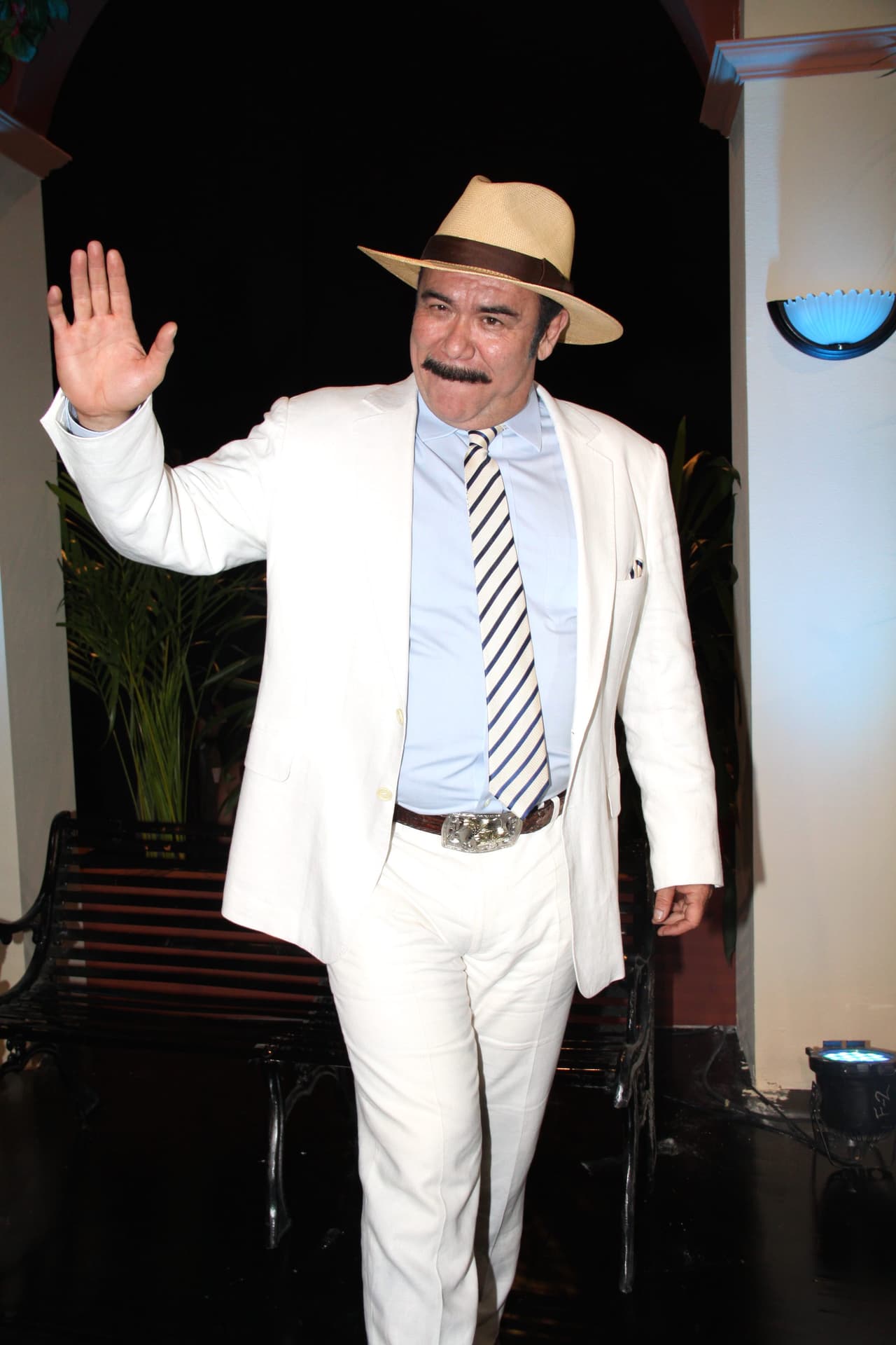 'Odorico Cienfuegos' llegó al lugar para dar su discurso sobre su campaña electoral.