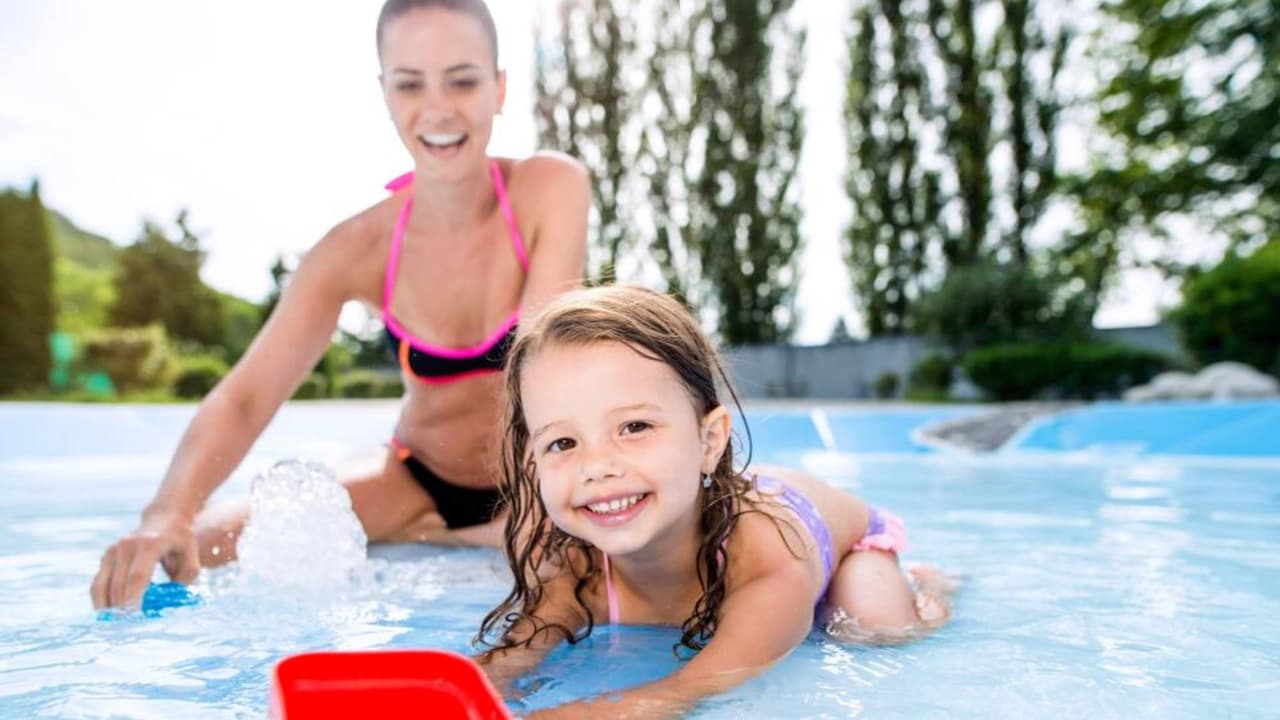<b>Habilidades para salvar vidas</b>
<br>Todos deben conocer los
<b> conceptos básicos de natación</b> (flotar, moverse en el agua) y 
<a href="https://www.univision.com/local/arizona-ktvw/reconocen-nina-salvar-hermano-morir-ahogado-glendale">reanimación cardiopulmonar</a> (RCP).