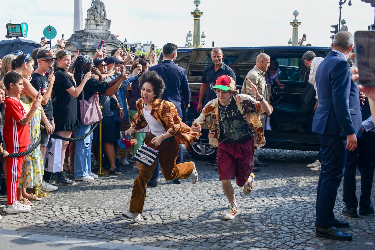 Además, parecen llevar una muy fraterna amistad luego de que su padre y madre retomaran el romance en abril de 2021. 
<br>