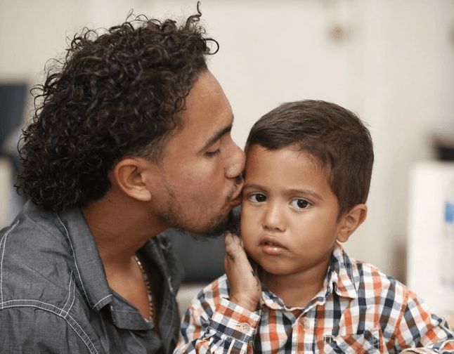 <b>Roger Ardino, </b>de 24 años, y su hijo de 4 años se reecontraron el 11 de julio en El Paso, Texas. Llevaban desde febrero separados y dijo que seguía conmocionado por la mala experiencia que tuvo que pasar solo para poder hablar con su niño mientras estaba bajo custodia del gobierno.