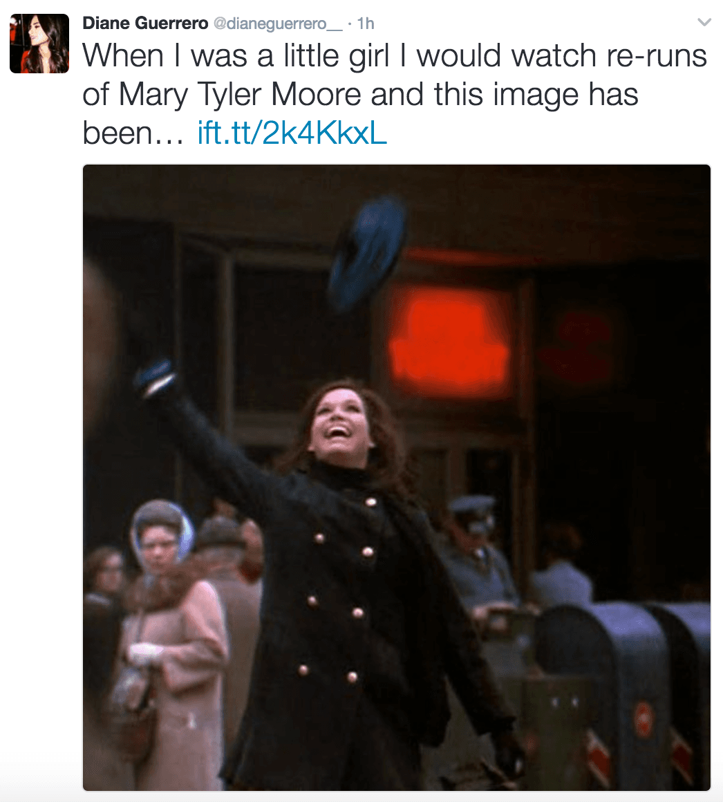 "Cuando era pequeña, veía las retransmisiones de su show y esta imagen quedó por siempre en mi memoria. Pensaba 'tal vez algún día pueda lanzar mi sombrero al aire así", confesó la actriz colombiana Diane Guerrero.