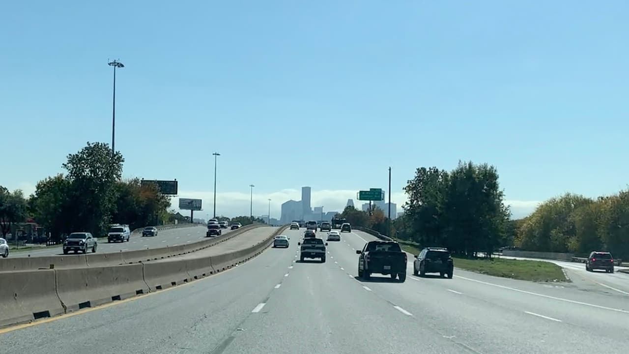 Asegúrate de llevar una llanta extra y que tenga aire, además de las herramientas para poderla cambiar en caso de que sea necesario.