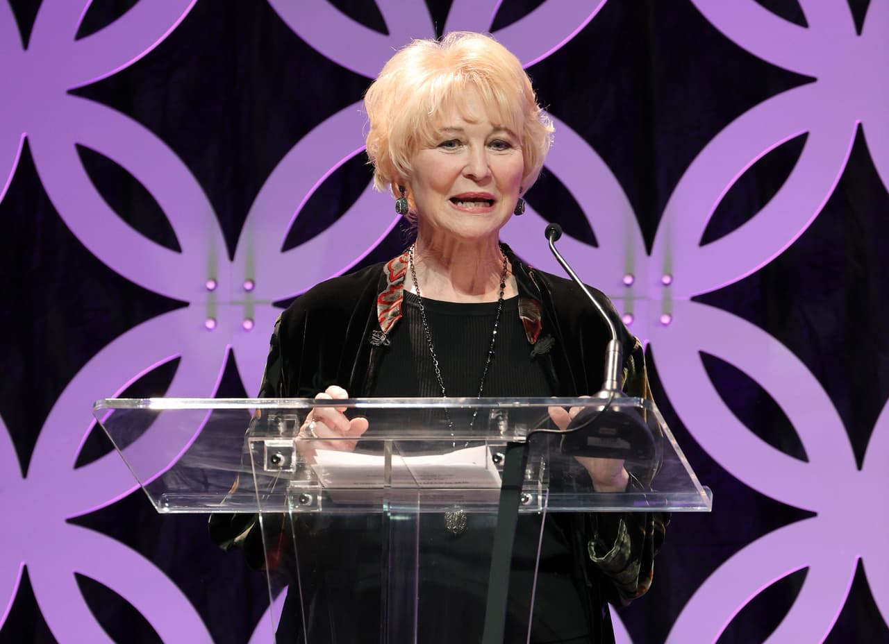 Al día de hoy se mantiene activa en Hollywood, pero también es predicadora del amor propio como autora de libros y conferencista.