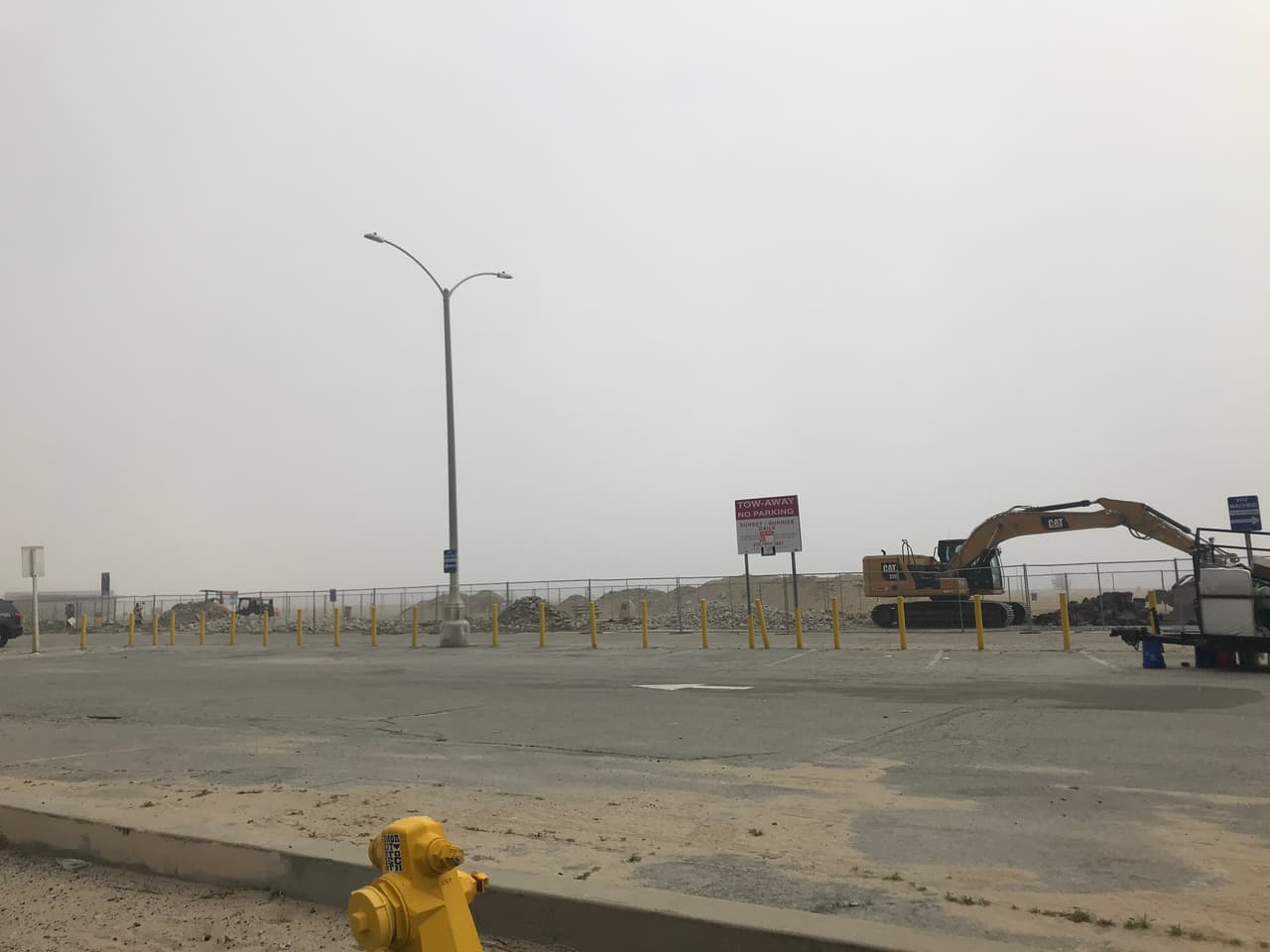 Desde la autopista en Santa Monica, además de patrullas de policía, se puede apreciar que la caminería de la playa fue bloqueada con rejas de metal y cubierta completamente de arena, para evitar el paso de peatones a la zona de la costa.