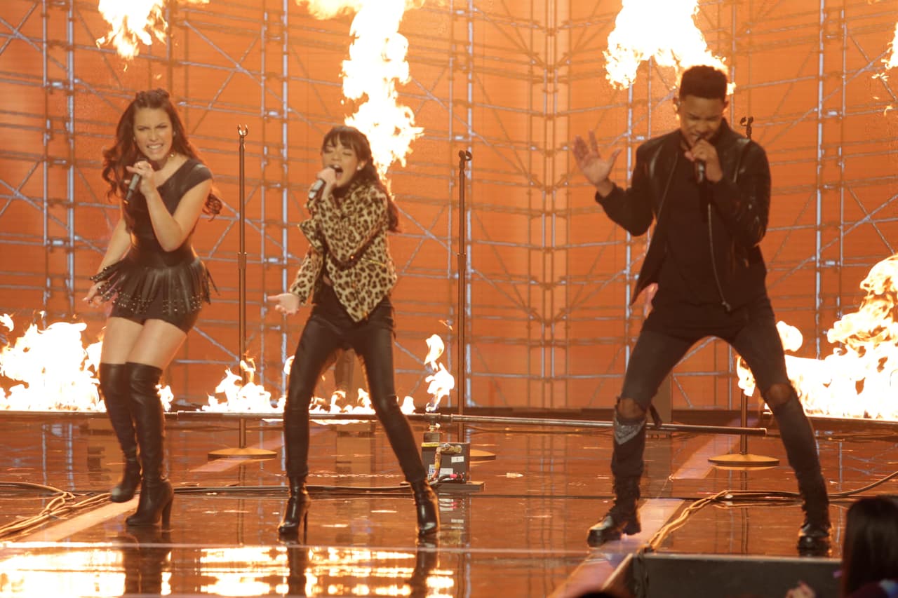 El escenario literalmente se encendió con Zhamira, Taishmara y Abel en su segundo performance de la noche.