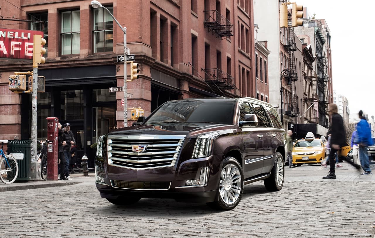 <b>SUV grande premium:</b> 
<b>Cadillac Escalade</b>
<br>
<br>La Cadillac Escalade ha sabido acumular una clientela ferozmente fiel desde su llegada en 1999, gracias a una combinación de potencia y lujo muy estadounidense que la distingue de su competencia. A partir del próximo año la Escalade enfrentará una competencia formidable en la nueva 
<a href="http://www.univision.com/noticias/lincoln/estas-son-las-fotos-de-la-nueva-lincoln-navigator-2018-fotos" target="_blank">Lincoln Navigator 2018</a>.
<br>
<br>Finalistas:
<br>- Infiniti QX80
<br>- Mercedes-Benz GLS