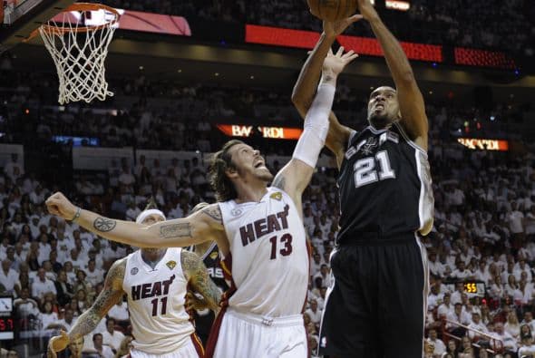 Habrá séptimo juego entre los Spurs y los Heat (30 fotos) ¡Locura total! Un juego electrizante, inolvidable, donde ambos equipos dieron una demostración inolvidable en el American Airlines Arena, manteniendo en vilo a los fanáticos en San Antonio y en Miami, primero durante los 48 minutos regulares y después en los 5 minutos de OT. .Tim Duncan, con una clásica demostración durante todo el partido, anotó más tantos en la primera mitad que la combinación de los 3 de Miami, Wade-James-Bosh 25/21, facilitando que los Spurs dominaran al Heat hasta comenzar el cuarto período, cuando Miami llevo a cabo un cambio de jugadores. Cuando solo faltaban 5 segundos para coronarse campeones los San Antonio Spurs, el incomparable Ray Allen empató el partido con un tiro de 3 puntos, forzando el OT. Con 1:43 en el reloj, LeBron James (triple/doble, 32 puntos, 11 asistencias y 10 rebotes) encaramó al Heat 101-100, y al concluir el OT, de nuevo Allen realizó una formidable jugada defensiva, dando dos puntos más al Heat, que terminó, a pesar de los umpires y para desconcierto de los comentaristas que daban el cetro a San Antonio, 103-101 sobre los Spurs. .