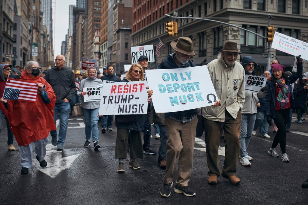 <b>En Nueva York:</b>
<br>Las condiciones lluviosas no apagaron el deseo de las personas de salir a las calles reclamando al presidente Donald Trump que los escuche.