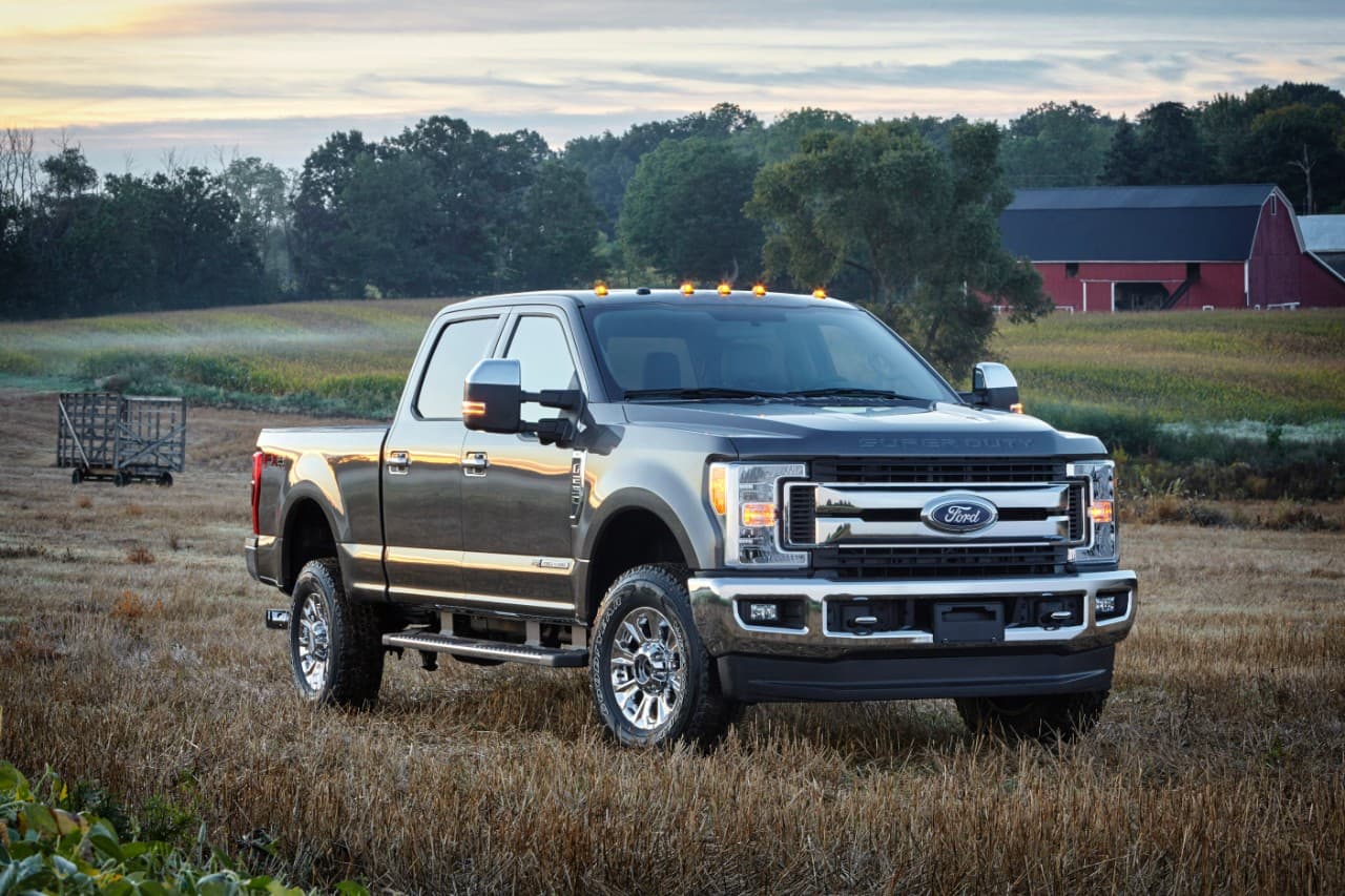 <b>Primer lugar: Ford Serie-F</b>
<br>La
<b> <a href="http://www.univision.com/noticias/ford">Ford</a> Serie-F</b> consigue por 40mo año consecutivo el puesto como el vehículo de motor más vendido de Estados Unidos. En lo que va del año la ventaja de la Serie-F aventajada a su más cercano rival por más de 200,000 unidades y eso difícilmente cambiará en lo que queda de 2016.