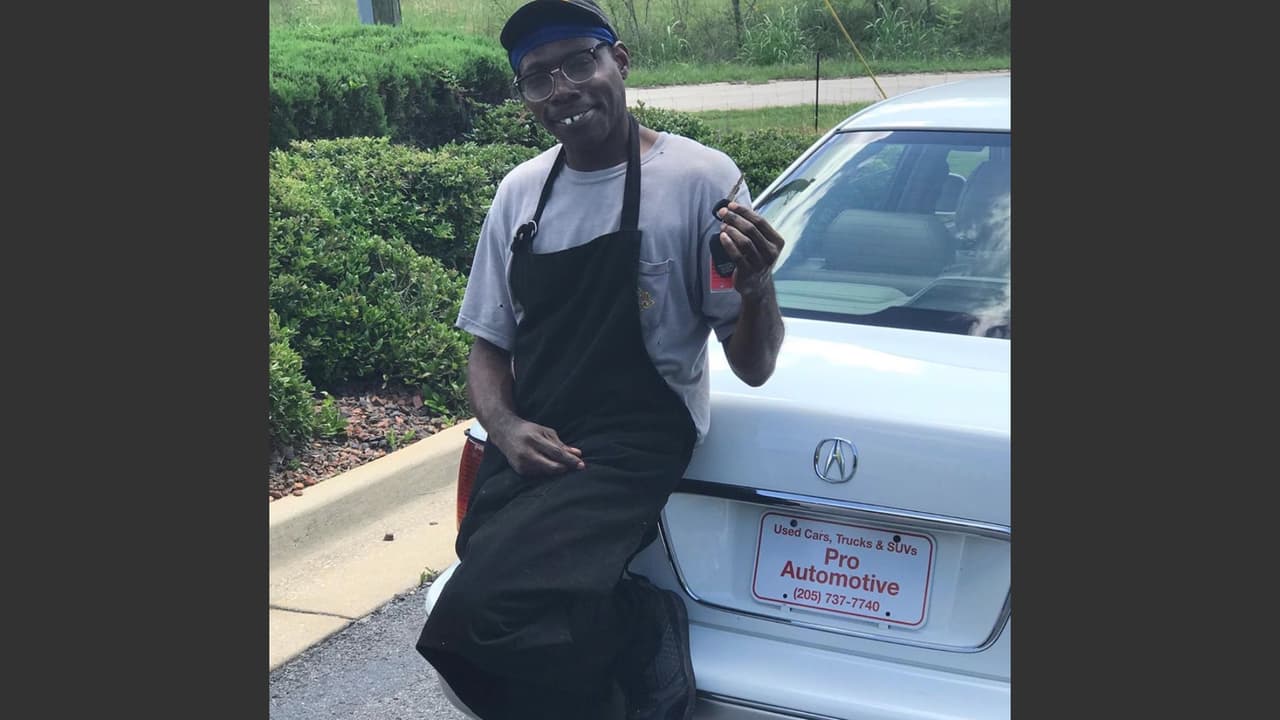 <b>Una inolvidable sorpresa: empleado de un restaurante que caminaba millas al trabajo recibe un auto de un cliente anónimo. | </b>El empleado siempre llegaba a tiempo y con la mejor actitud para trabajar, aunque no tenía un medio de transporte. Una persona que quiso permanecer en el anonimato decidió darle una bella sorpresa.