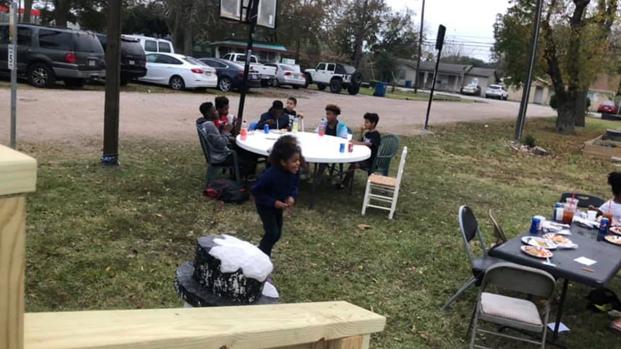 “Les hago comida de la que le sirvo a mi familia, arroz, platillos nutritivos para que puedan estudiar, cuando uno tiene hambre no puede pensar bien. Yo comencé haciendo algunas comidas y poco a poco fue aumentando, ahora hago alrededor de 150 comidas diarias”, agregó.