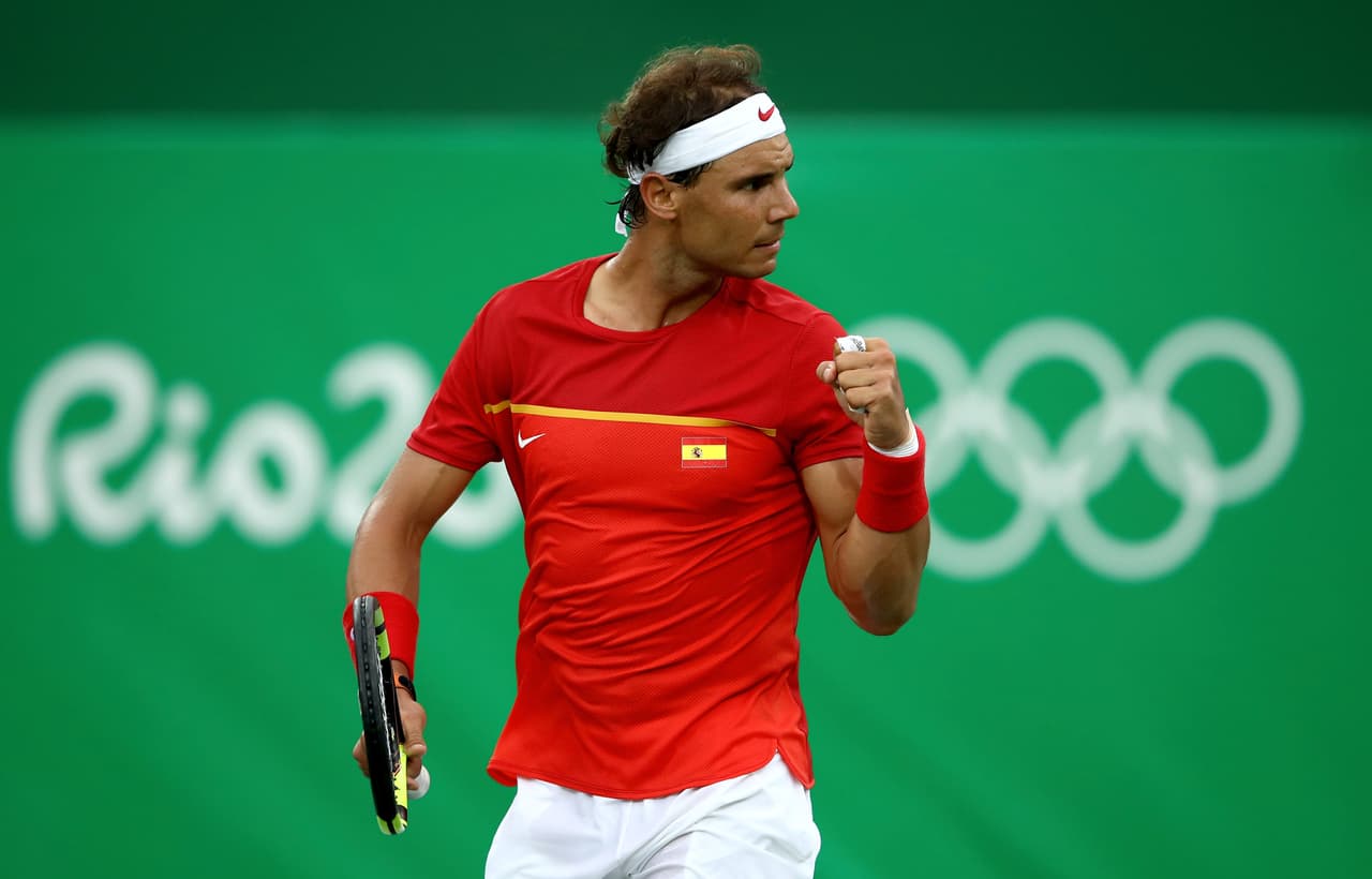 En verano Rafael Nadal derrotó a Roger Federer, por lo que ganó el torneo Roland Garros.