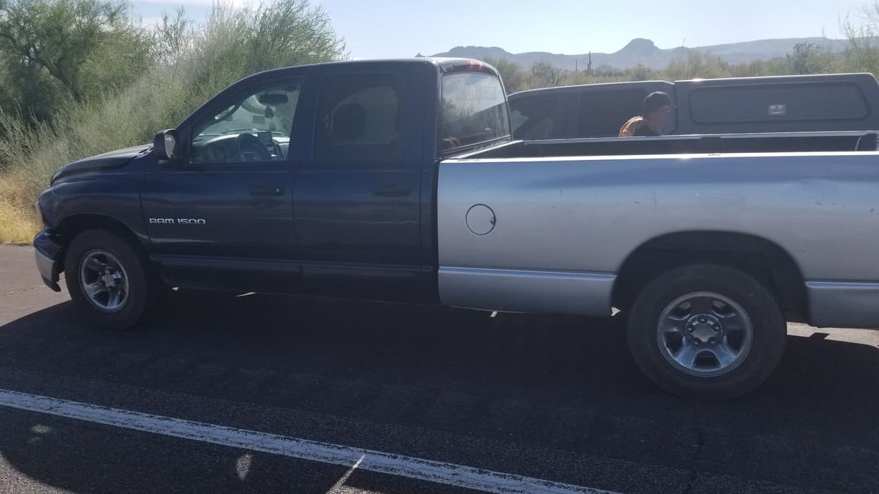 Los agentes del sector de Yuma notificaron a la estación Ajo de dos vehículos sospechosos que viajaban hacia el este por la carretera I-8. Los agentes de Ajo localizaron y detuvieron los vehículos.