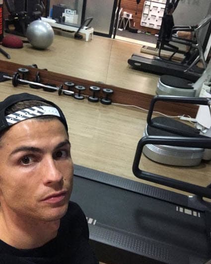 “Es el mayor ejemplo de catástrofe en cuanto a depilación masculina, con una ceja demasiado fina y definida”, dijo Antonio Romero, experto en maquillaje y peluquería, para el diario 
<a href="https://elpais.com/elpais/2015/11/10/icon/1447153855_671338.html" target="_blank">El País </a>en noviembre de 2015.