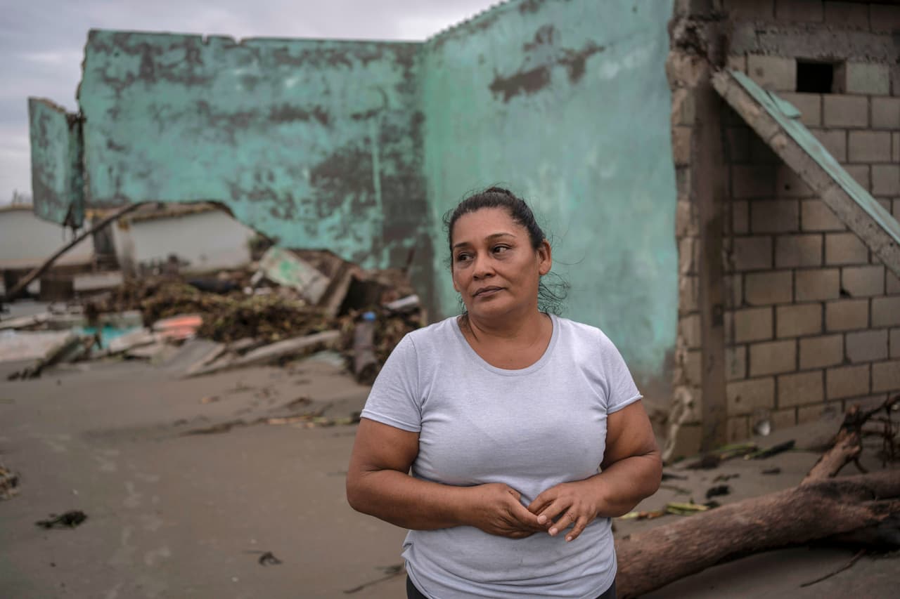 Guadalupe Cobos (en la foto) es una de las pocas que aún vive en El Bosque. 
<b>Como diabética, improvisa una hielera para su insulina después de que cada inundación corta el suministro eléctrico. </b>
<br>
<br>