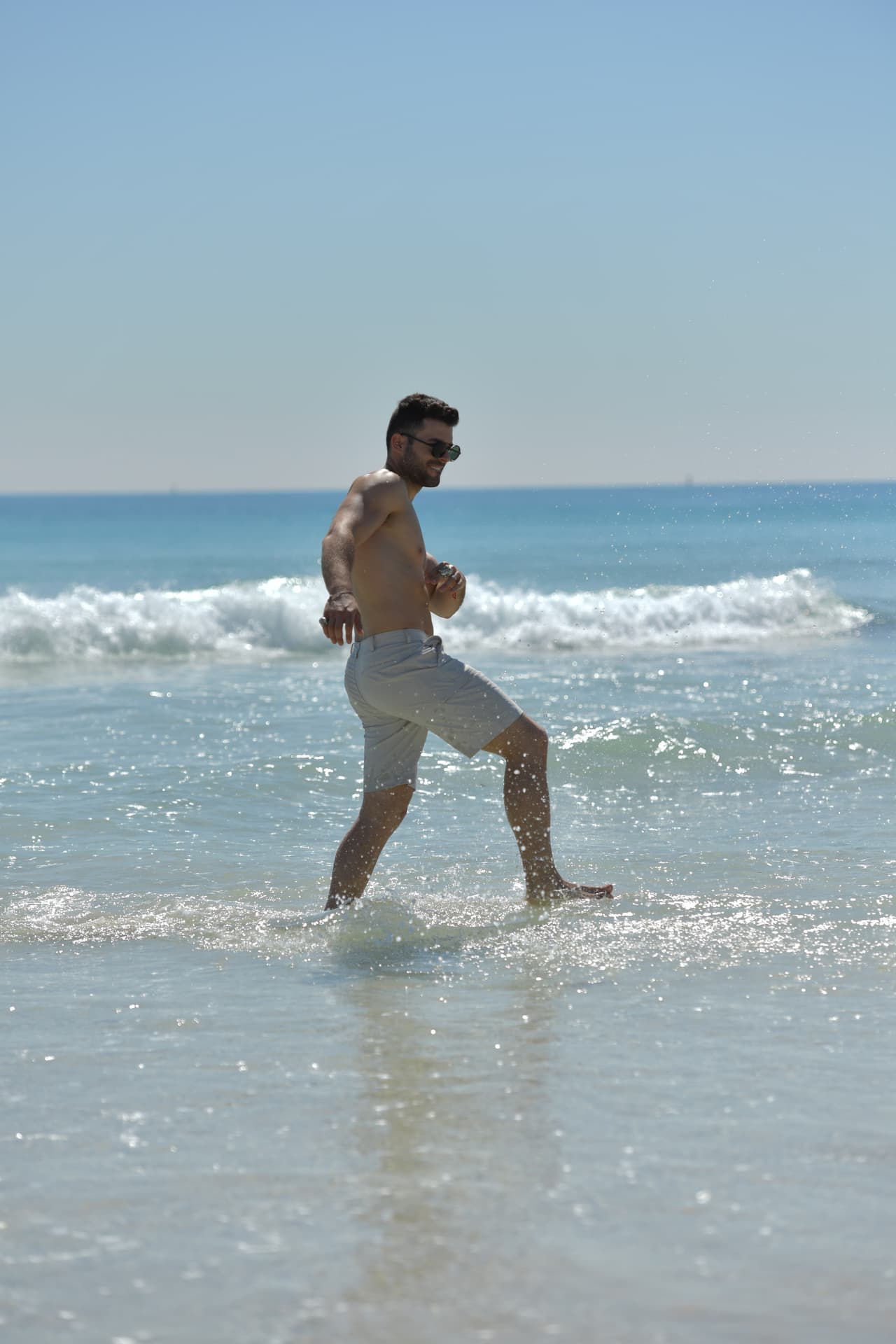 Adrián también es amante a la música y hasta lanzó unos temas urbanos.