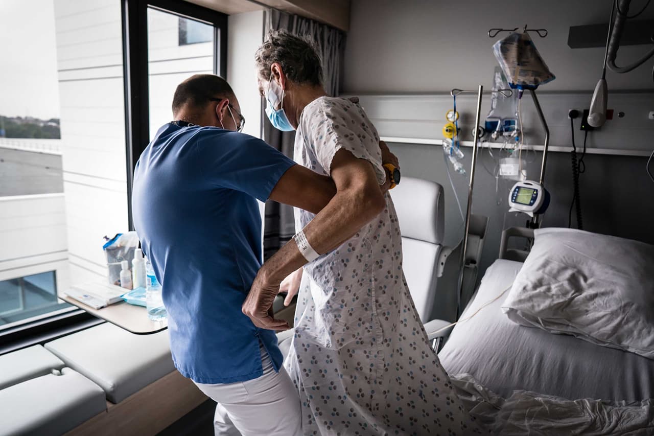 <b>‘La recuperación del covid-19’</b>. Luego de superar la enfermedad “muchos tienen que aprender a tragar, a gatear, a caminar, a levantar los brazos. El tiempo de recuperación depende en general del tiempo que el paciente estuvo en cuidados intensivos. La mayoría vuelven a la vida normal en algunos meses o en un año, pero otros conservan daños permanentes. Las imágenes fueron tomadas en dos hospitales de Bélgica, un país muy afectado por el virus”, contó el autor de esta serie. Obtuvo el segundo lugar en la categoría ‘prensa/reportaje’.