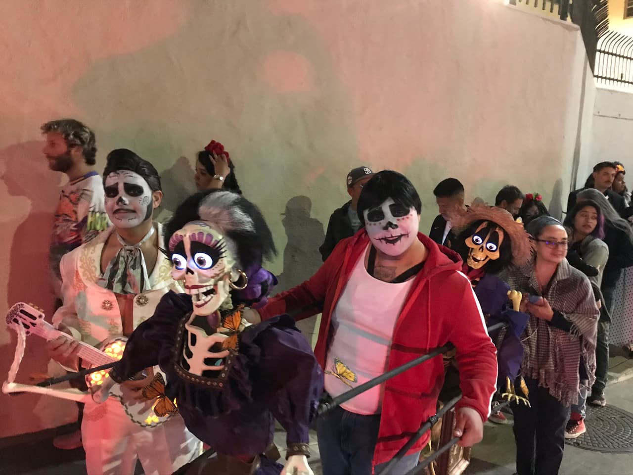 Te advertimos que la línea para entrar será larga, pero en ella te encontrarás personajes únicos.