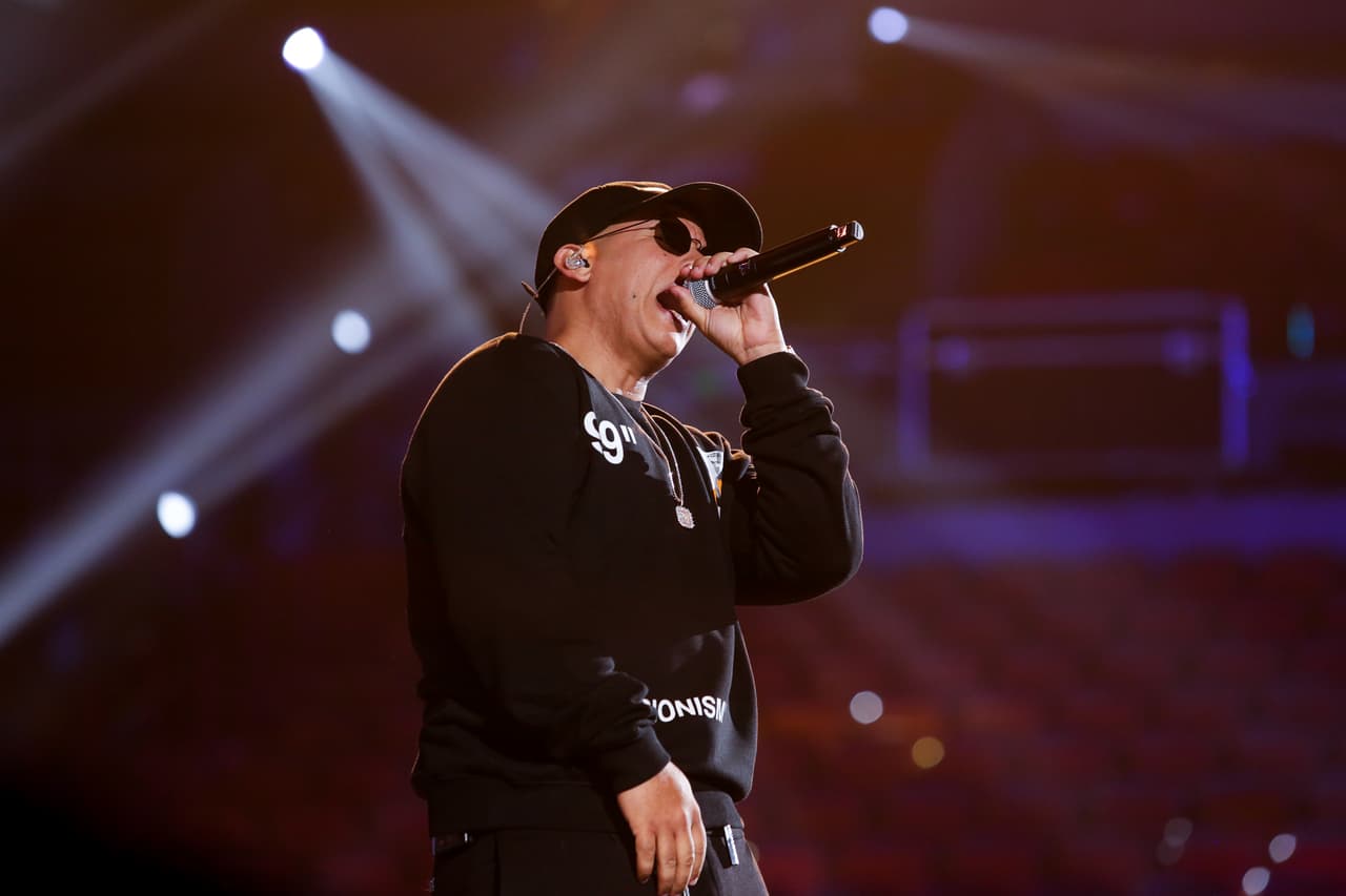 Recordó que ya había marcado historia la primera vez que se presentó en un PLN con 'La gasolina' e
<b> hizo una aparición triunfal bajándose de un auto en el escenario. </b>