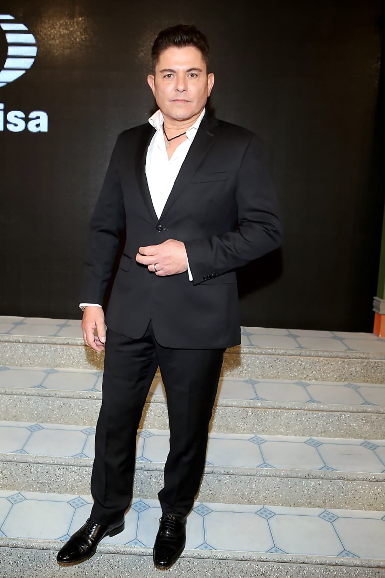 "Incluso lo hablé con mi esposa y le digo:
<b><a href="https://www.univision.com/entretenimiento/ernesto-laguardia-prefiere-ser-candidato-que-conducir-un-programa-de-belleza" target="_blank">'¿No será un buen momento para ya retirarse?'</a></b>", platicó este 1 de febrero en el show de radio 'Todo para la mujer'. 
<br>