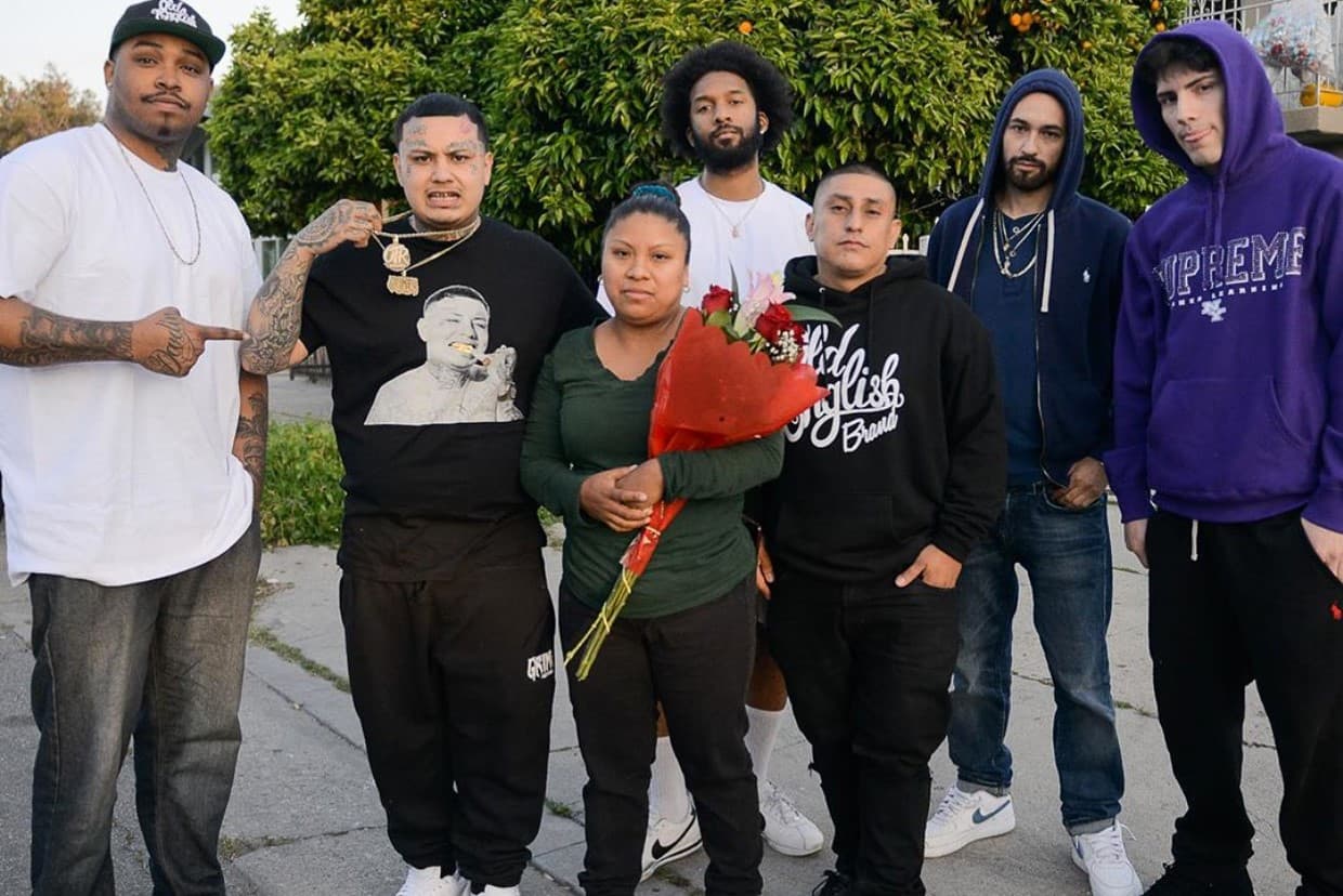 La elotera Lucía Guerrero posa junto al rapero Swifty Blue, el promotor musical Blaxicano y otros que le dieron dinero compensando el robo que sufrió ella en el sur de Los Ángeles.