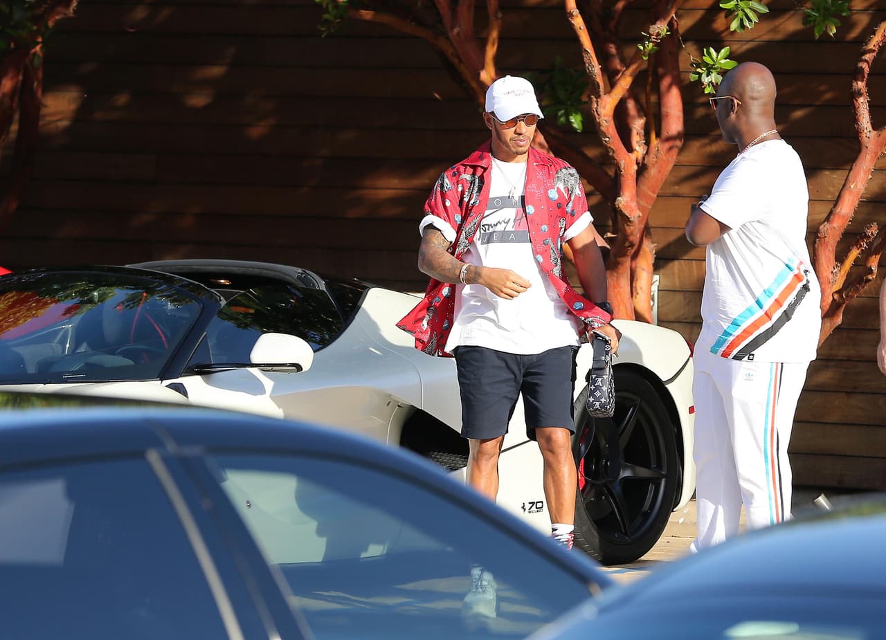 Después de varios intentos por arrancar el 
<b><a href="https://www.univision.com/noticias/ferrari/el-ferrari-laferrari-pierde-el-techo-y-gana-exclusividad" target="_blank">Ferrari LaFerrari Aperta</a></b>, el piloto inglés decidió llamar a una grúa para que se encargara del superdeprotivo.