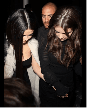 Mientras que la cantante llegó al evento acompañada de su amiga Heilee Steinfeld.