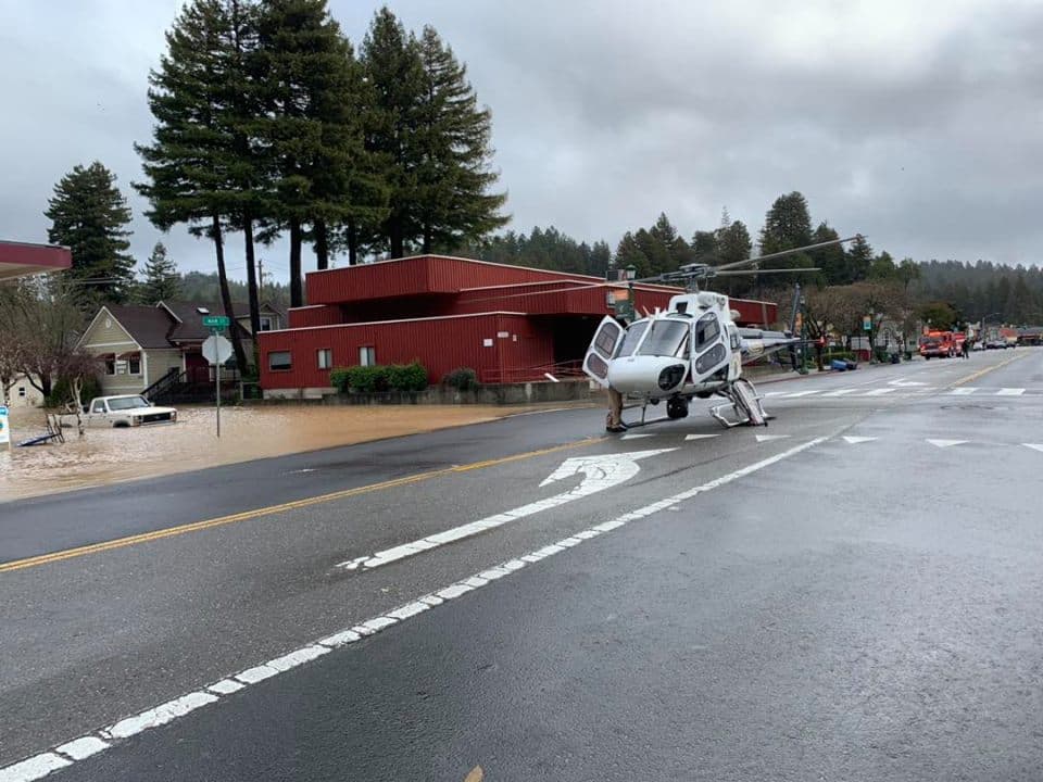 El fenómeno, también conocido como “Expreso de la Piña”, ya ha causado severos estragos principalmente en los condados del norte como Sonoma, Marin y Napa, donde el subsuelo es propenso para los deslaves debido al agua acumulada por las tormentas de hace una semana. En la imagen, helicópteros de la Patrulla de Caminos están listos para atender a las víctimas.